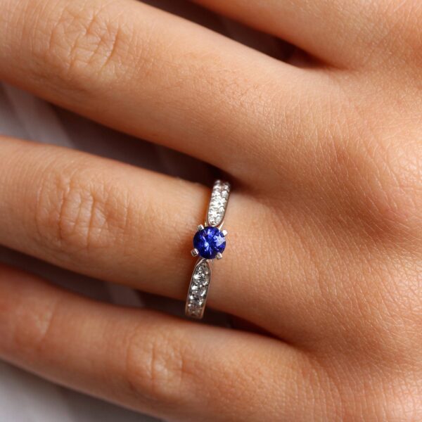 Bague saphir taille brillant anneau diamants