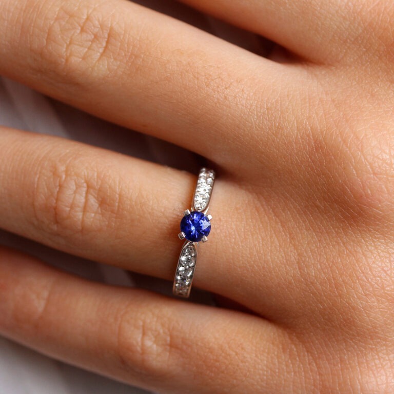 Bague saphir taille brillant anneau diamants