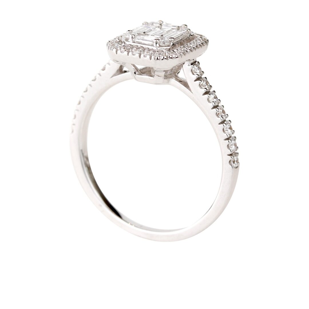 Bague diamants baguette entourage diamants