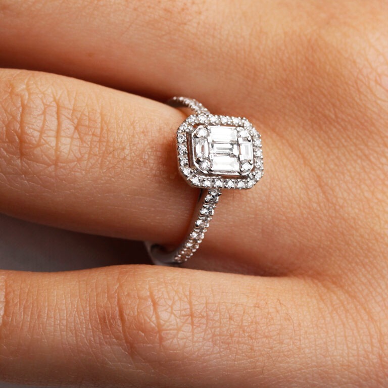 Bague diamants baguette entourage diamants