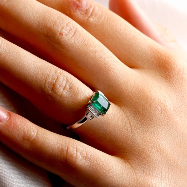 Bague émeraude et diamants