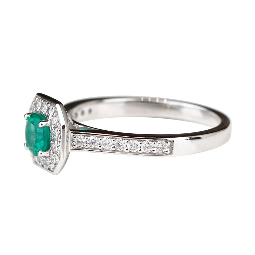 Bague émeraude ronde entourage diamants
