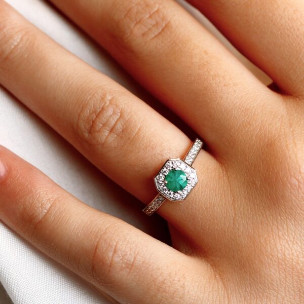 Bague émeraude ronde entourage diamants