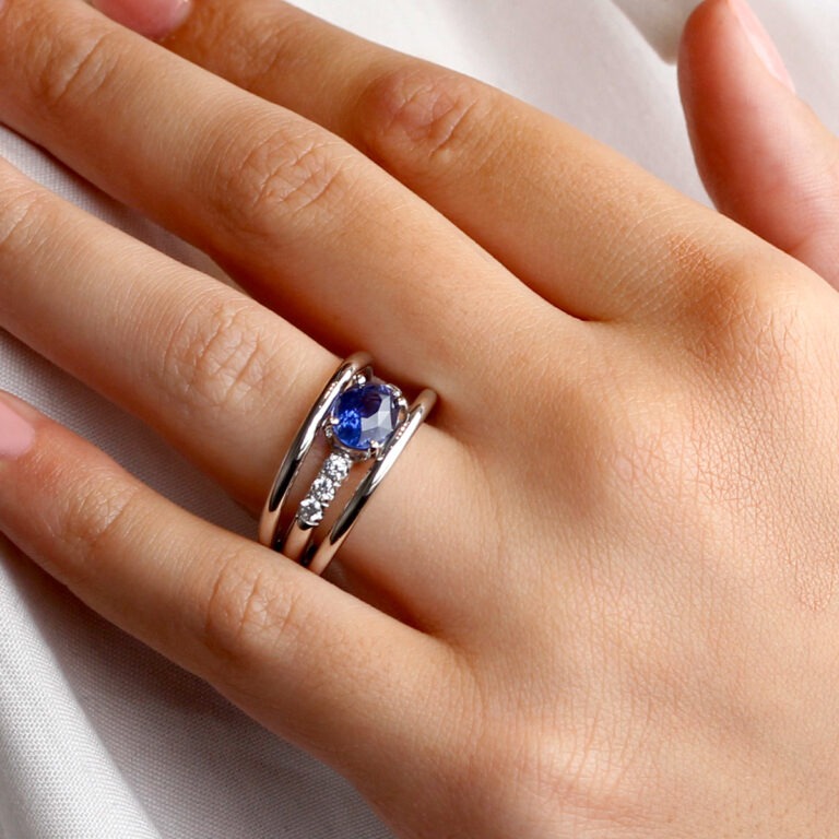 Bague saphir ovale et diamants Chenonceau Medicis