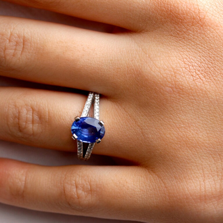 Bague saphir ovale et diamants Villandry