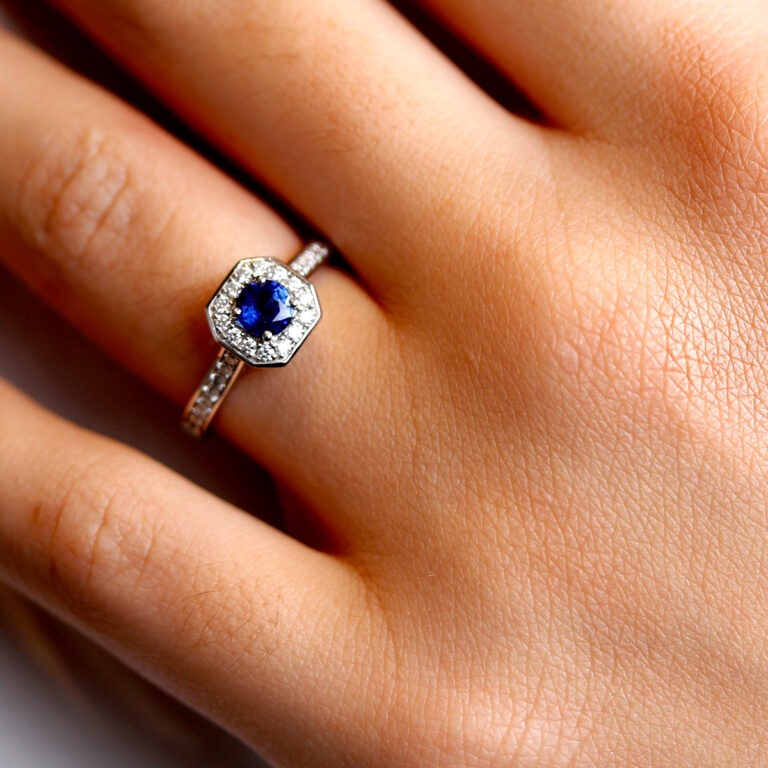 Bague saphir rond entourage diamants
