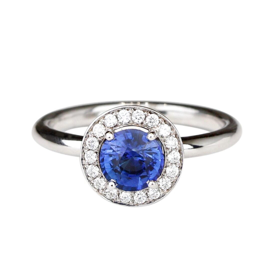 Bague saphir rond entourage diamants