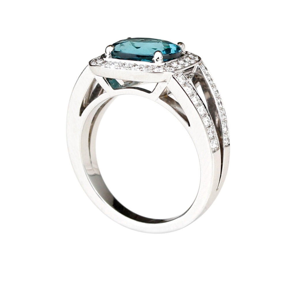 Bague fiançailles tourmaline bleue entourage diamants