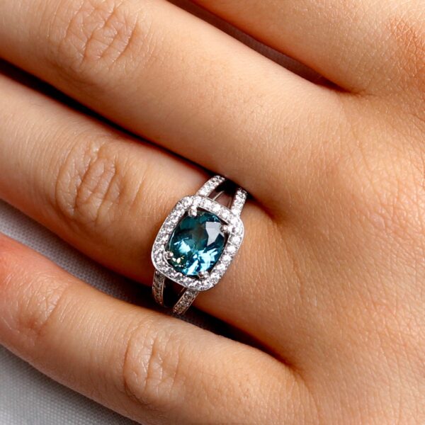 Bague fiançailles tourmaline bleue entourage diamants