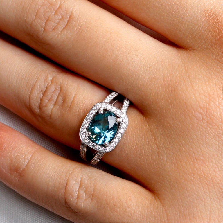 Bague fiançailles tourmaline bleue entourage diamants