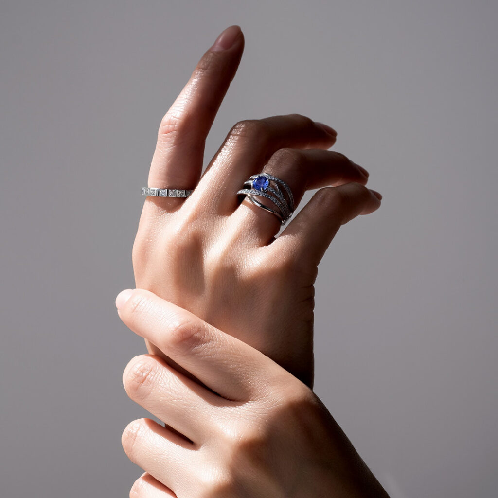 Jardin anglais bague saphir de Ceylan diamants et or blanc 18K