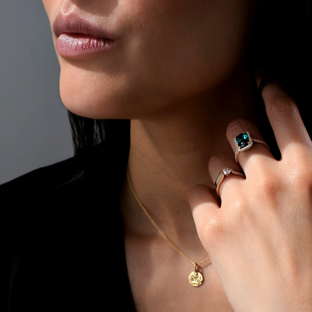 Equilibre solitaire diamant Antoinette bague tourmaline et mini médaille couronne Compagnie des Gemmes Paris