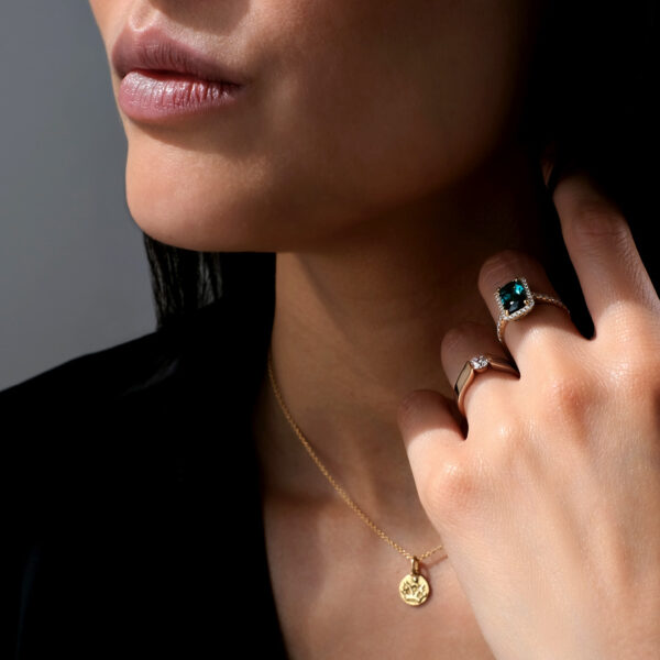 Equilibre solitaire diamant Antoinette bague tourmaline et mini médaille couronne Compagnie des Gemmes Paris