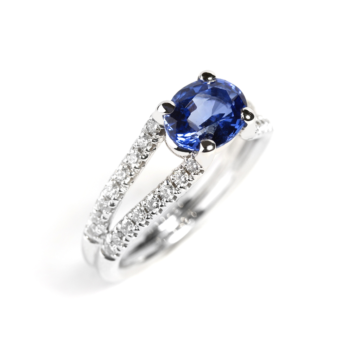 Bague saphir et diamants sur un anneau dédoublé habillé de diamants Compagnie des Gemmes Paris