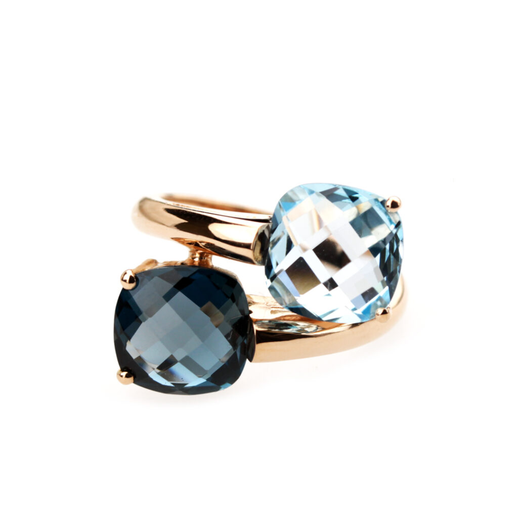 Bague en or rose 18K ornée d’un duo de topazes, une bleue claire et une London Blue, taillées en briolette et serties par griffes.