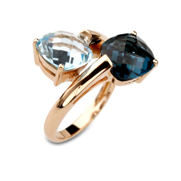 Bague en or rose 18K ornée d’un duo de topazes, une bleue claire et une London Blue, taillées en briolette et serties par griffes.