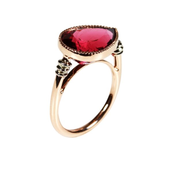 Bague tourmaline rose taille poire collection Divine Compagnie des Gemmes Joaillier à Paris