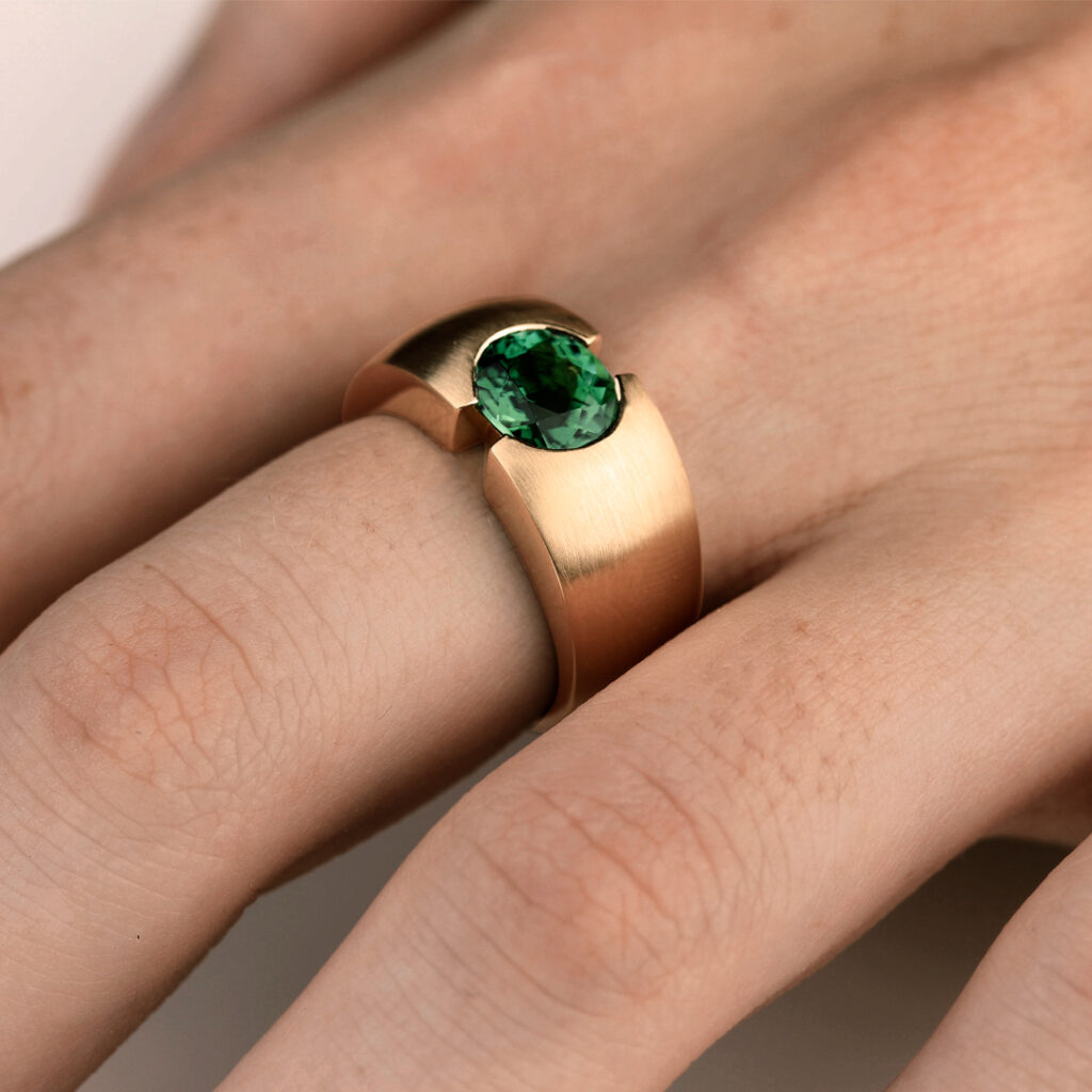 Bague tourmaline verte ovale et or jaune brossé Compagnie des Gemmes joaillier à Paris