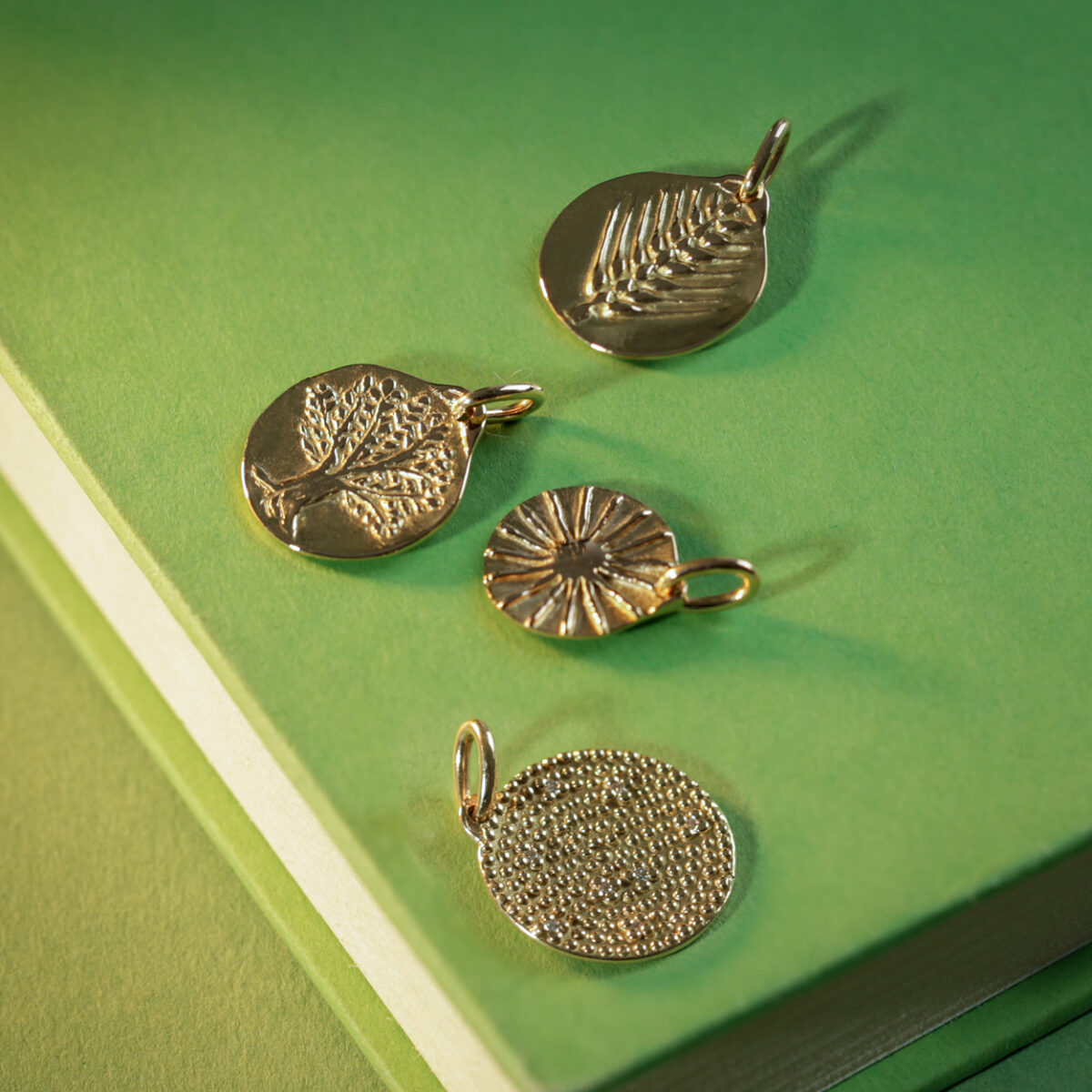 Médailles or symboles arbre de vie épi de blé soleil et diamants