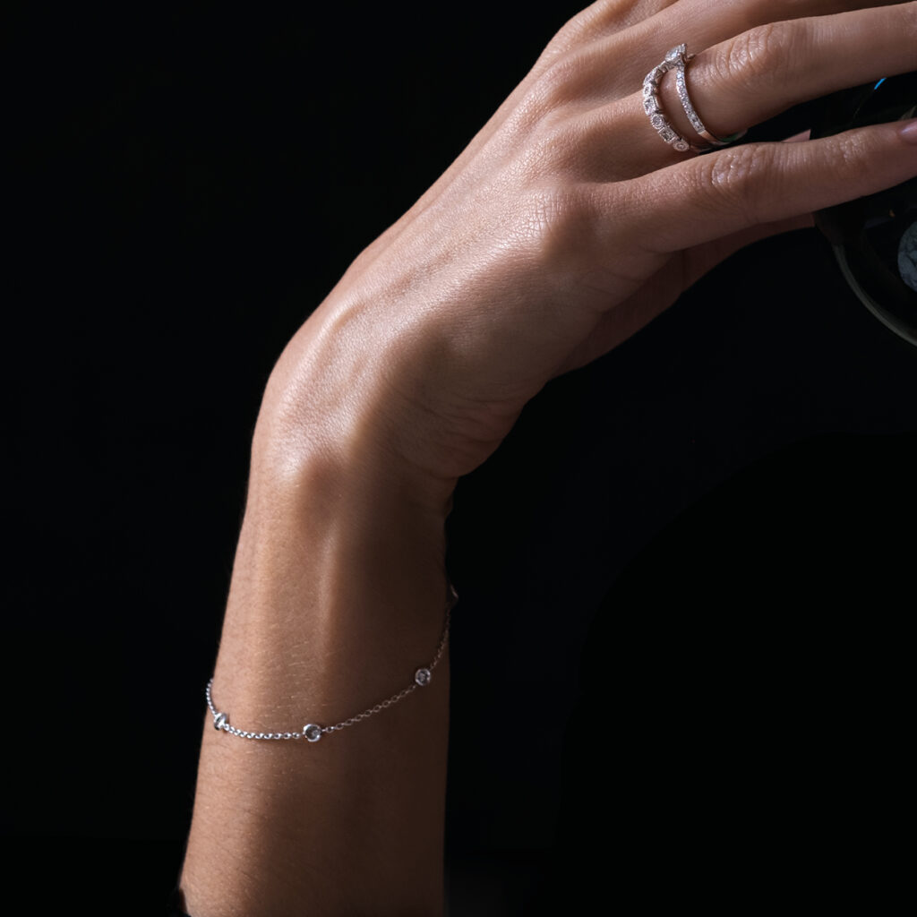 Bracelet chaîne or blanc et diamants sertis clos Alliance diamants or blanc motif mille grain Solitaire diamant Compagnie des Gemmes Paris