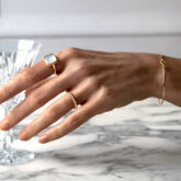 Bague nacre Alliance or millegrain et diamants et bracelet en or jaune Compagnie des Gemmes Paris