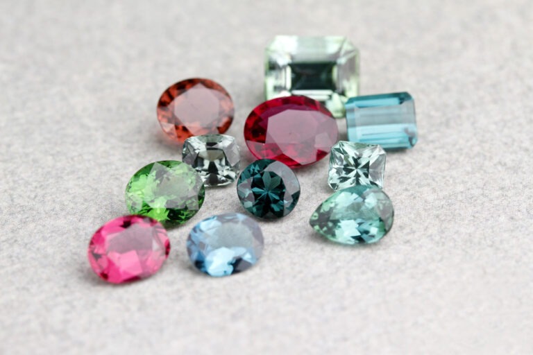 Pierres fines tourmalines de toutes les couleurs