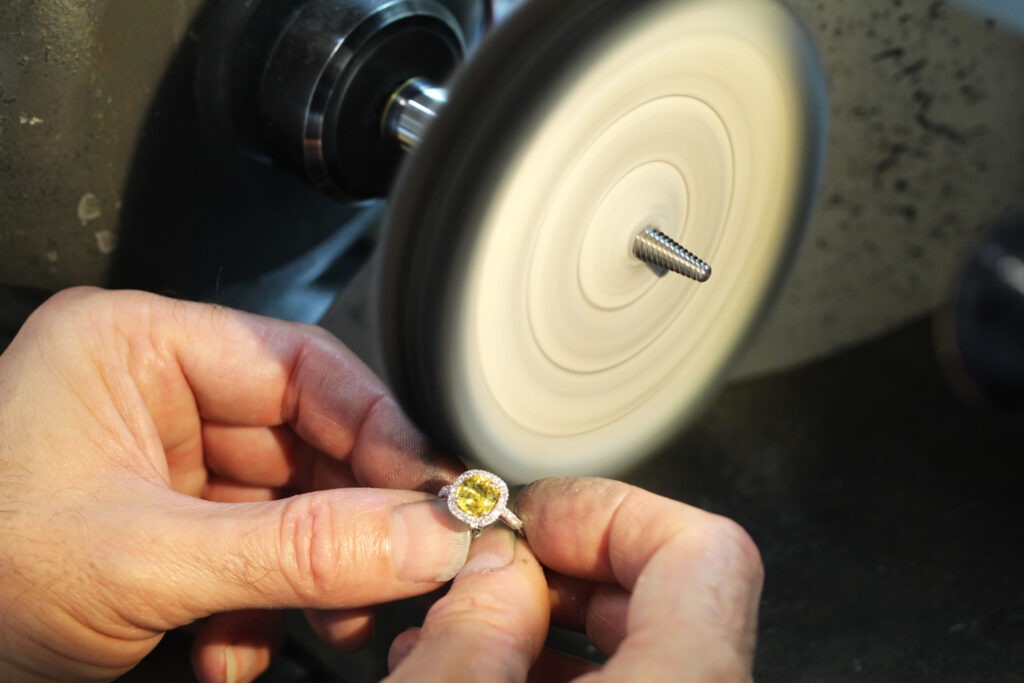 Atelier joaillerie française création bague sur-masure Compagnie des Gemmes