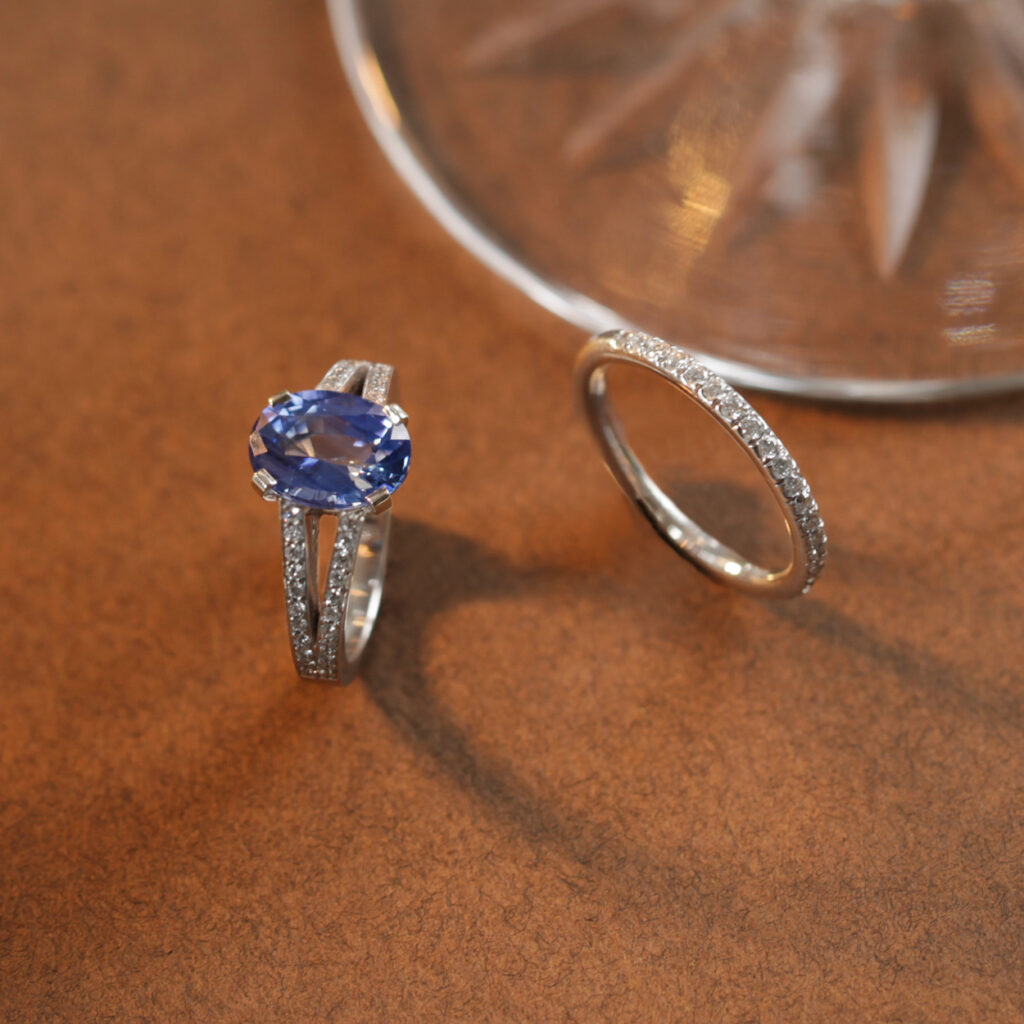 Bague saphir ovale corps double diamants et or blanc Compagnie des Gemmes joaillier à Paris