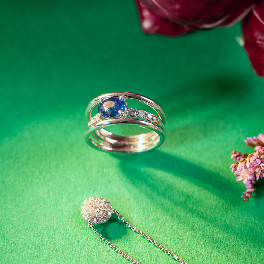 Bague saphir trois anneaux en or blanc et diamants Compagnie des Gemmes Paris