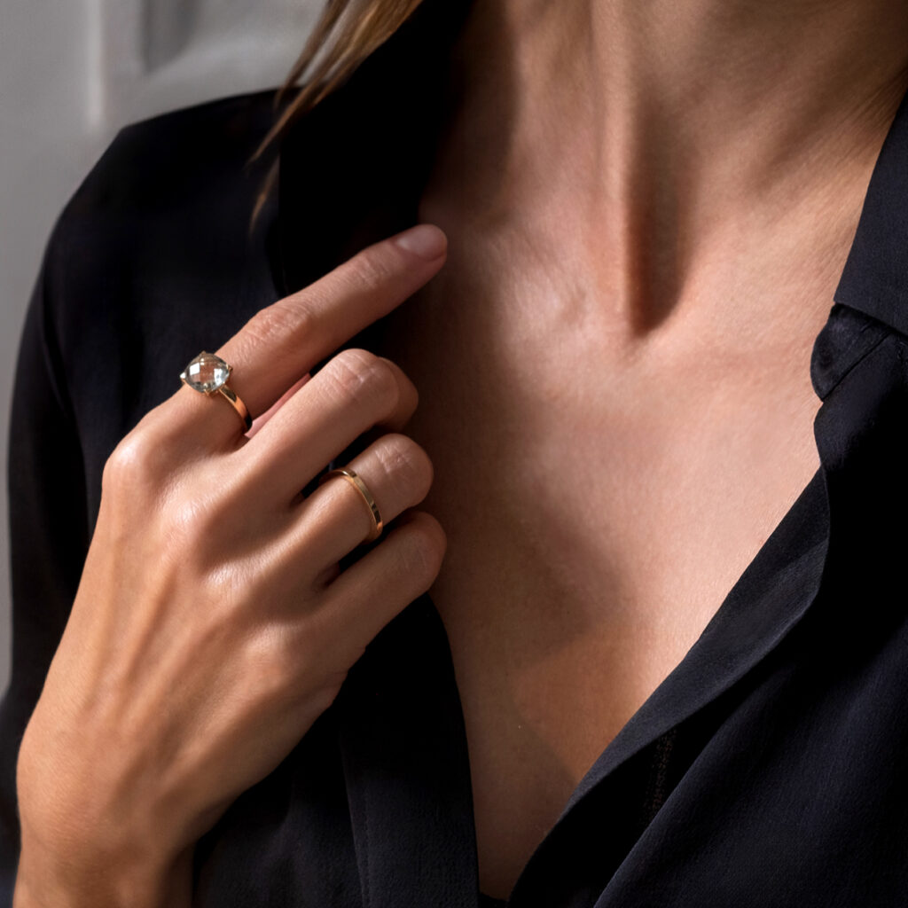 Bague prasiolite or rose Poppy Blue par Cesaare Pompanon et alliance or rose carrée arrondie Saint-Pères