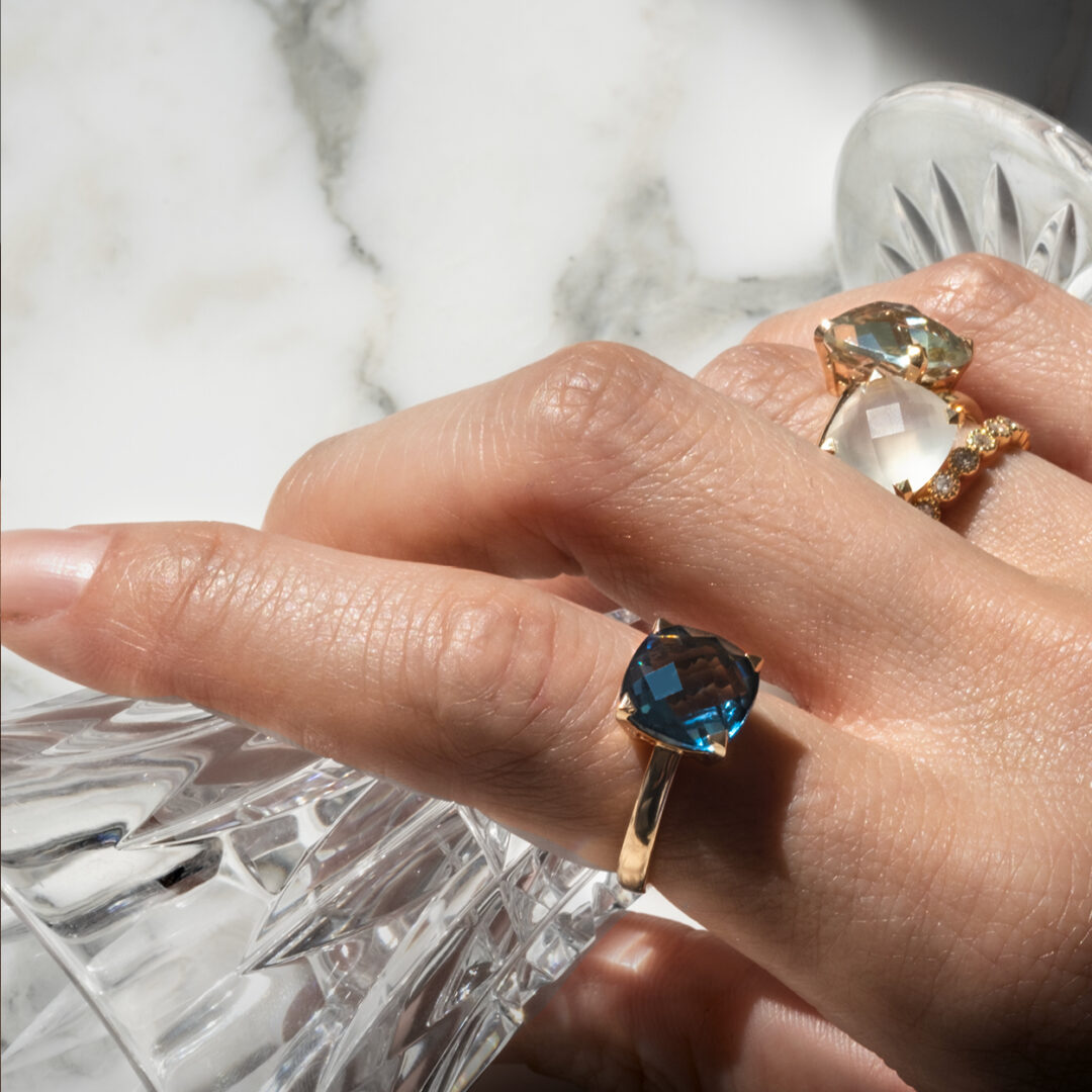 Bague Poppy Blue par Cesare Pompanon topaze Blue London Nacre Pierre de lune Prasiolite