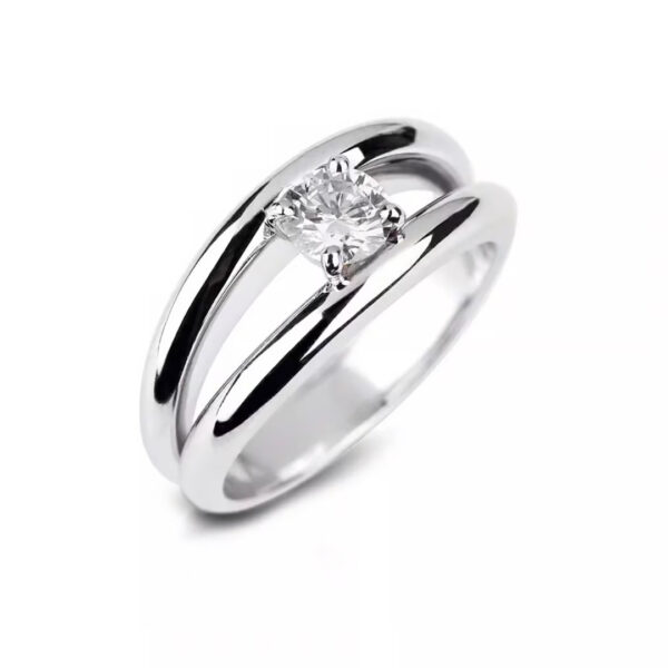 Bague en or blanc 18K avec diamant central serti entre deux fils d'or.