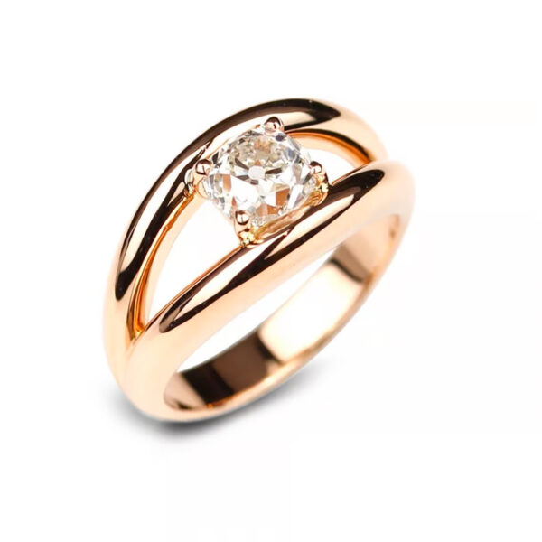 Bague en or rose 18K avec diamant taille ancienne coussin serti dans une monture gueule de loup.