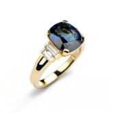bague saphir diamants baguette or jaune style Art Déco Compagnie des Gemmes joaillier à Paris