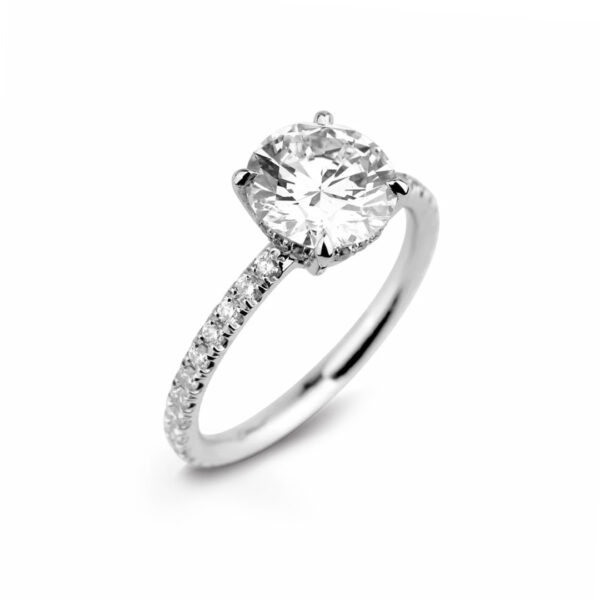 Bague en platine sertie d’un diamant central de 2,05 carats, monture élégante et raffinée.
