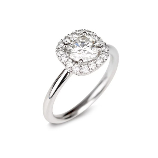 Bague de fiançailles en or blanc ornée d'un diamant central rond et d'un entourage de diamants.