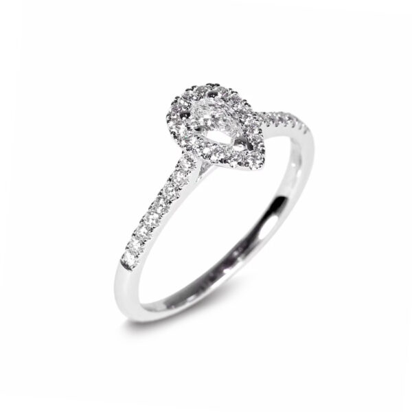 Bague de fiançailles en or blanc 18K sertie d'un diamant taille poire entouré de petits diamants.
