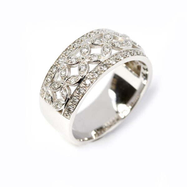 Bague diamants jonc large motif fleur joaillerie sur mesure Paris