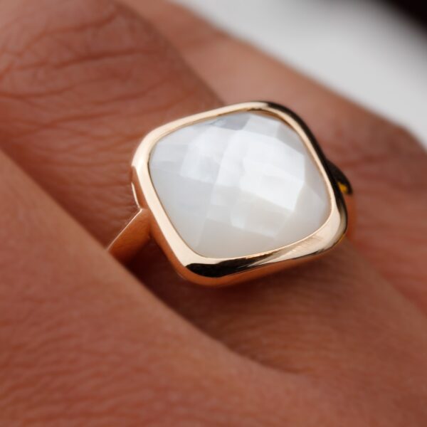 Bague nacre blanche et or rose Compagnie des Gemmes