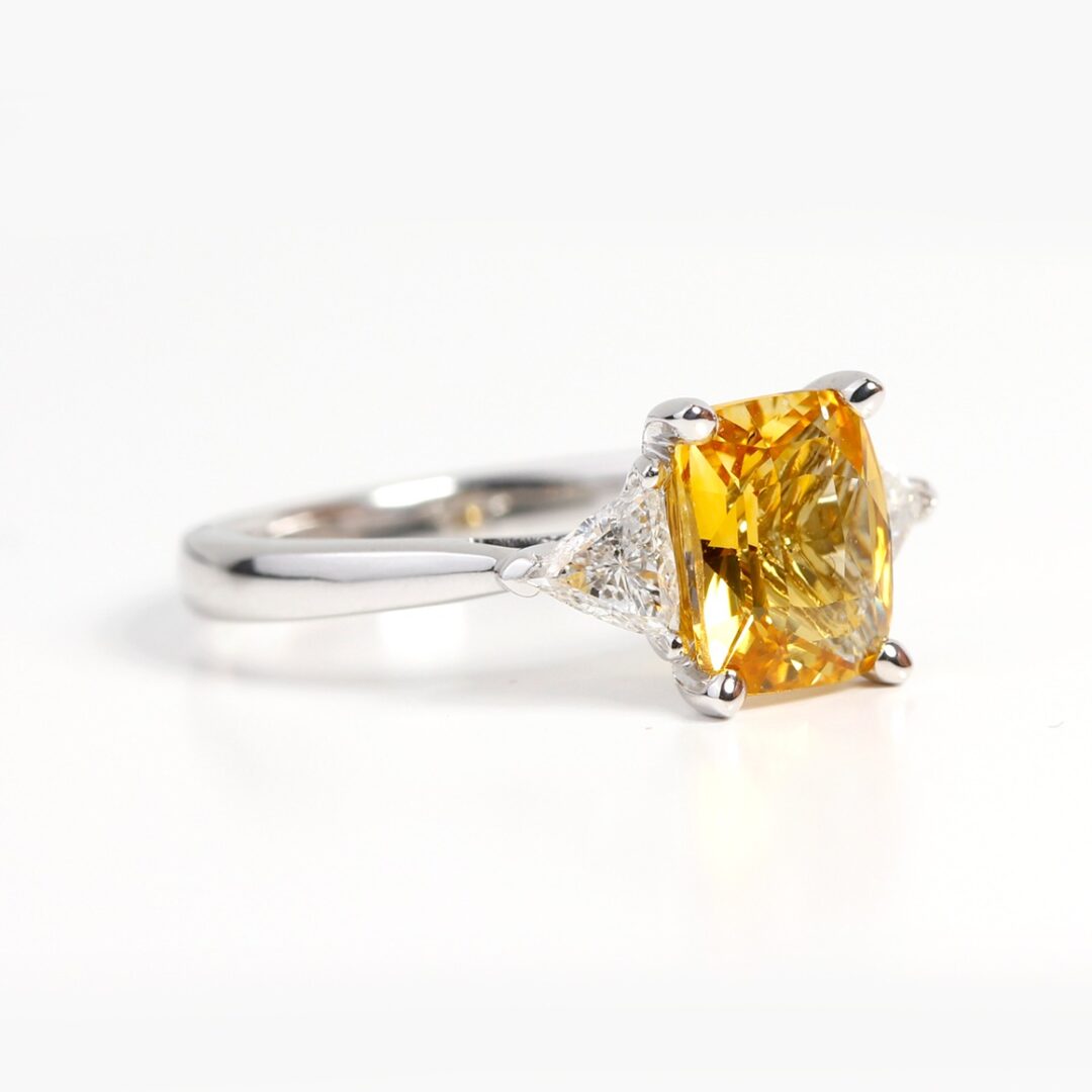 Bague fiançailles saphir jaune et diamants trillion