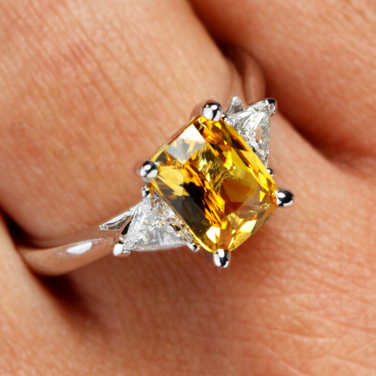 Bague fiançailles saphir jaune et diamants trillion