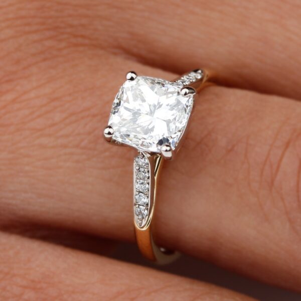 Bague fiançailles solitaire diamant coussin