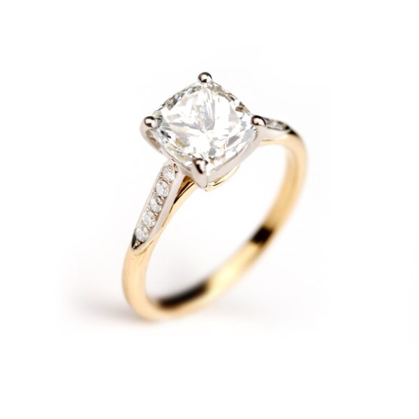 Bague fiançailles solitaire diamant coussin