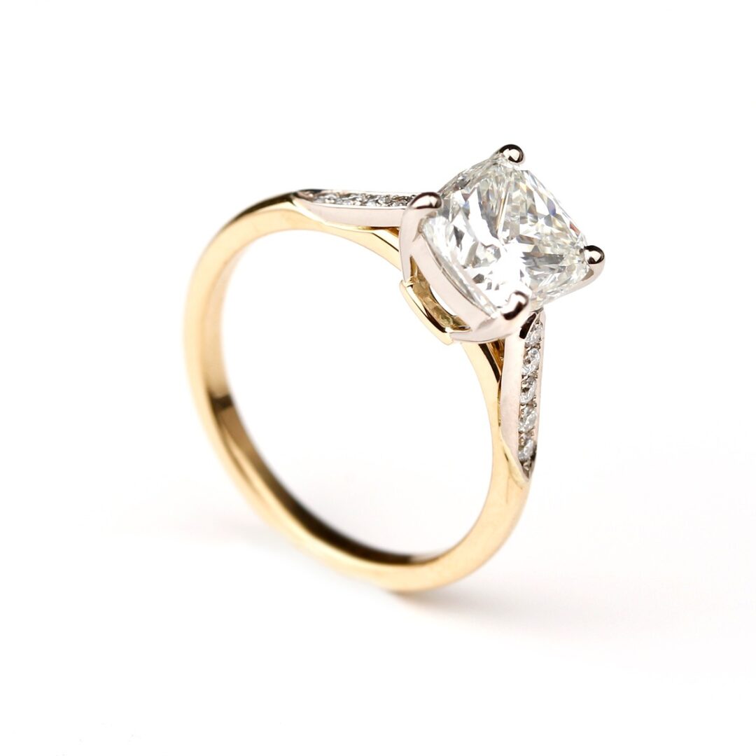 Bague fiançailles solitaire diamant coussin