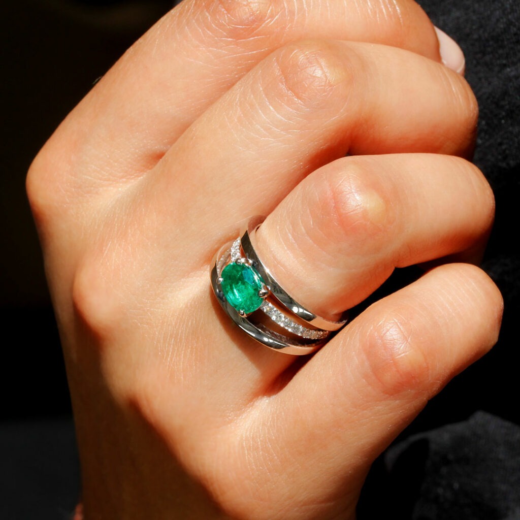 Bague de fiançailles émeraude et or blanc 18K