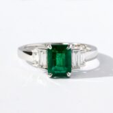 Bague de fiançailles émeraude joaillerie à Paris