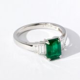 Bague de fiançailles émeraude joaillerie à Paris
