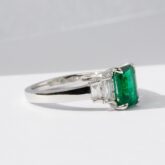 Bague de fiançailles émeraude joaillerie à Paris