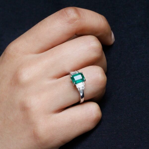 Bague de fiançailles émeraude joaillerie à Paris