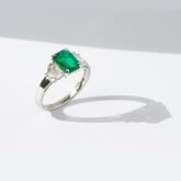 Bague de fiançailles émeraude joaillerie à Paris